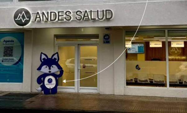 Corpóreo de mascota en fachada de clínica